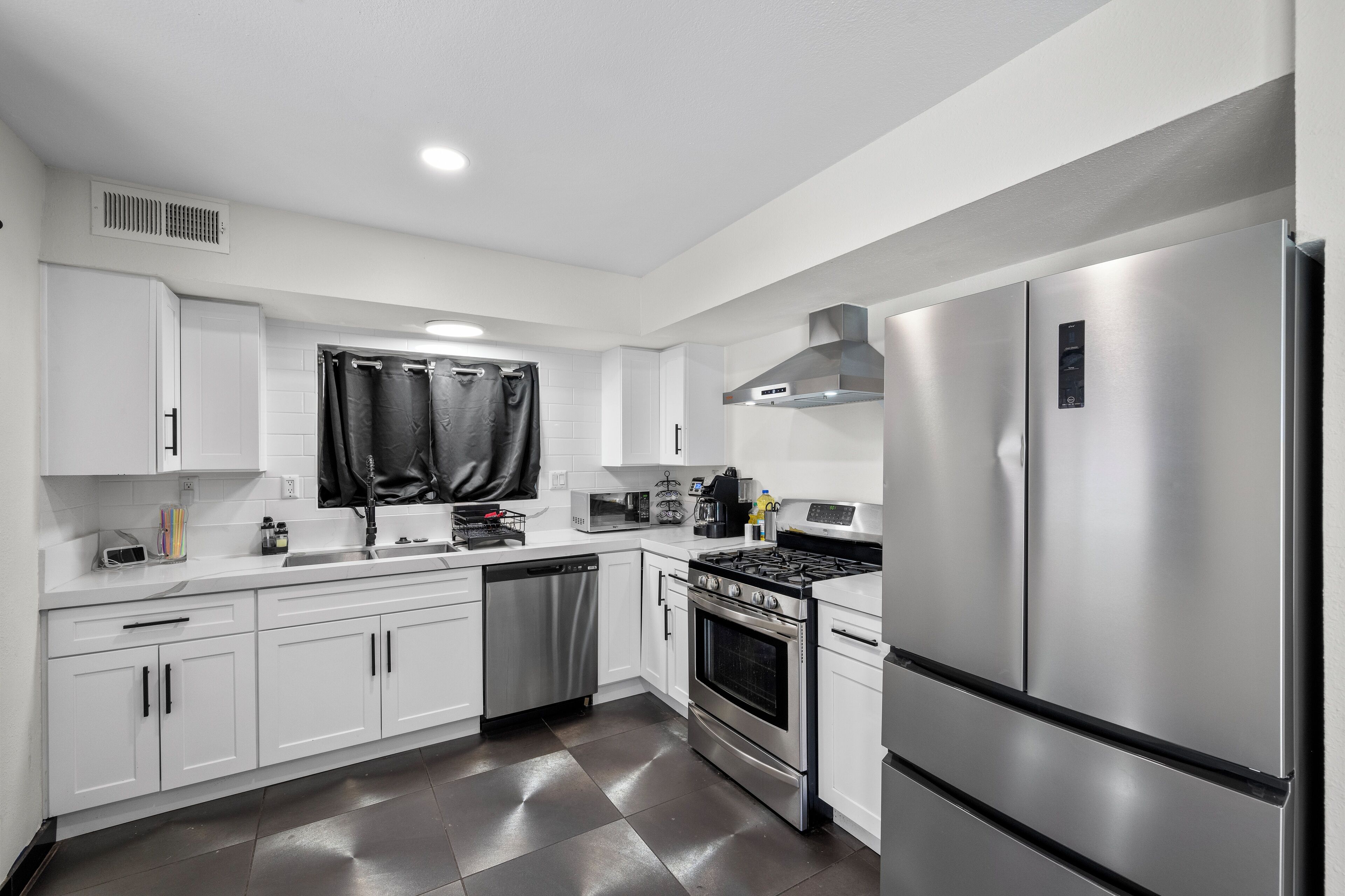 Microondas, horno, parrilla de estufa y lavavajillas 