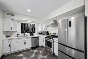 Four à micro-ondes, un four, surface de cuisson, lave-vaisselle