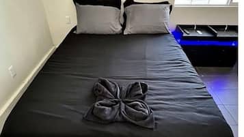 6 bedrooms, WiFi, bed sheets