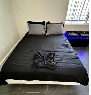 7 bedrooms, WiFi, bed sheets