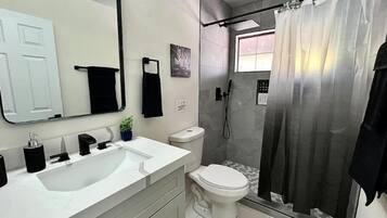 タオル、石鹸、トイレットペーパー