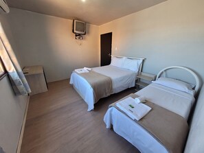 Kamar Triple Basic | Kamar mandi | Handuk