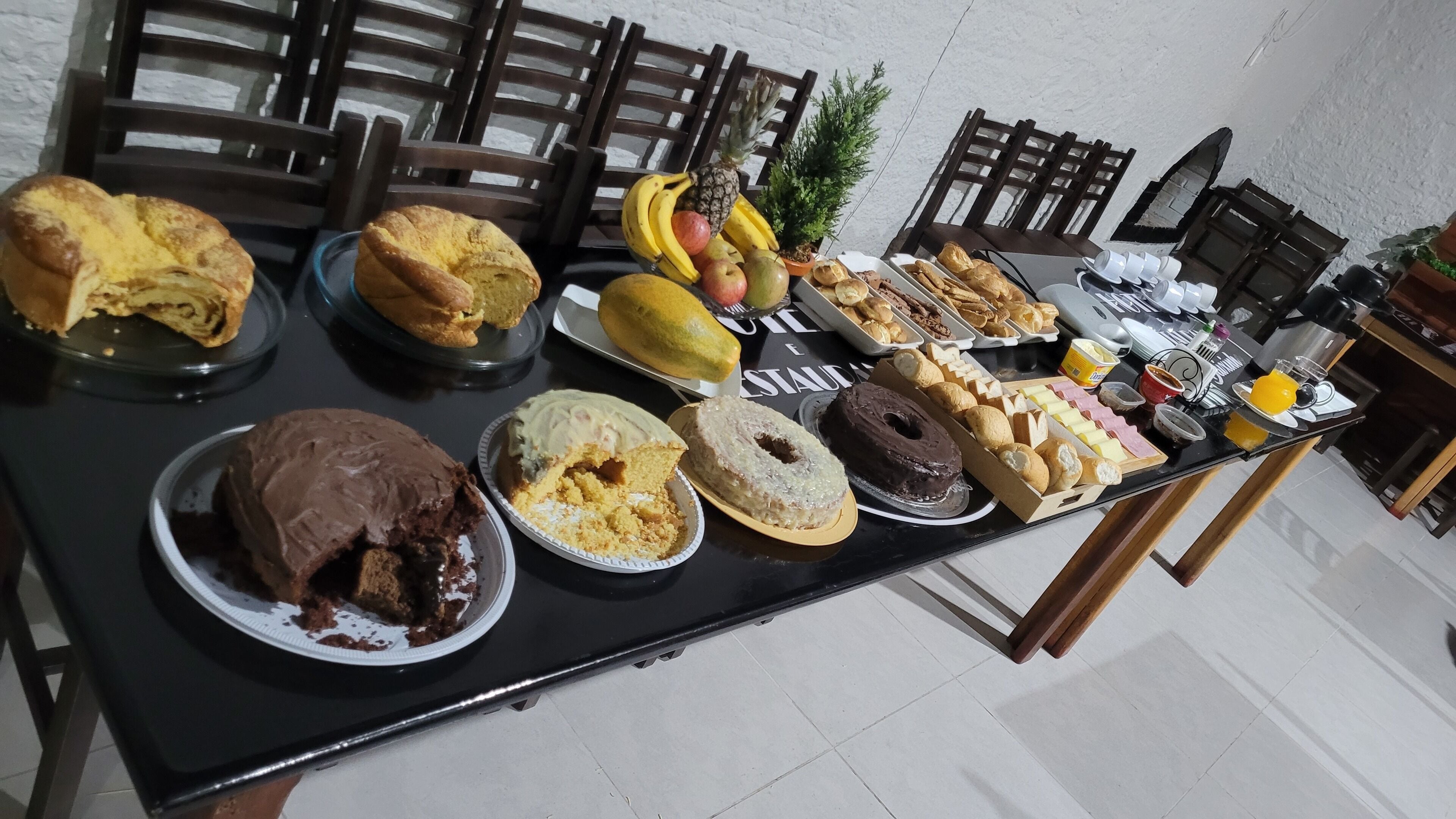 Café da manhã com buffet grátis todos os dias