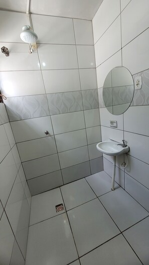 Kamar Triple Basic | Wi-Fi gratis dan seprai linen