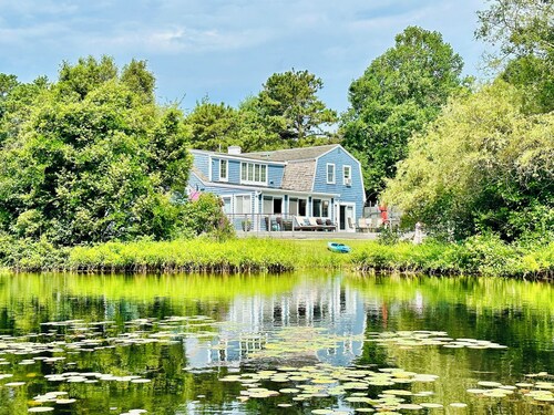 Beautiful waterfront home- mins to beach, fishing /kayak right from the backyard