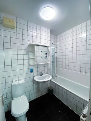 Douche, sèche-cheveux, serviettes fournies, savon