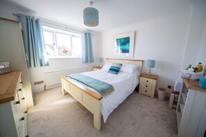 1 bedroom, iron/ironing board, free WiFi, bed sheets - Trethvor House  - Private Room with Ensuite Free Parking 5 mins to town (Padstow)
