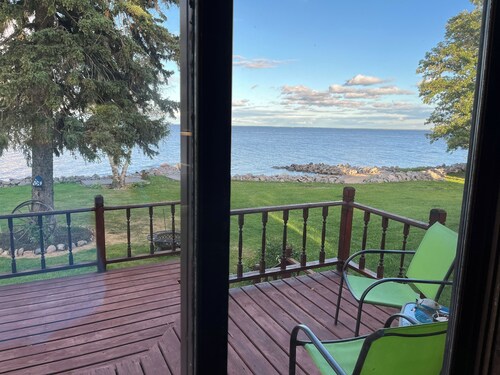 Family vacation or a crafting weekend in this quiet family home with lake views.