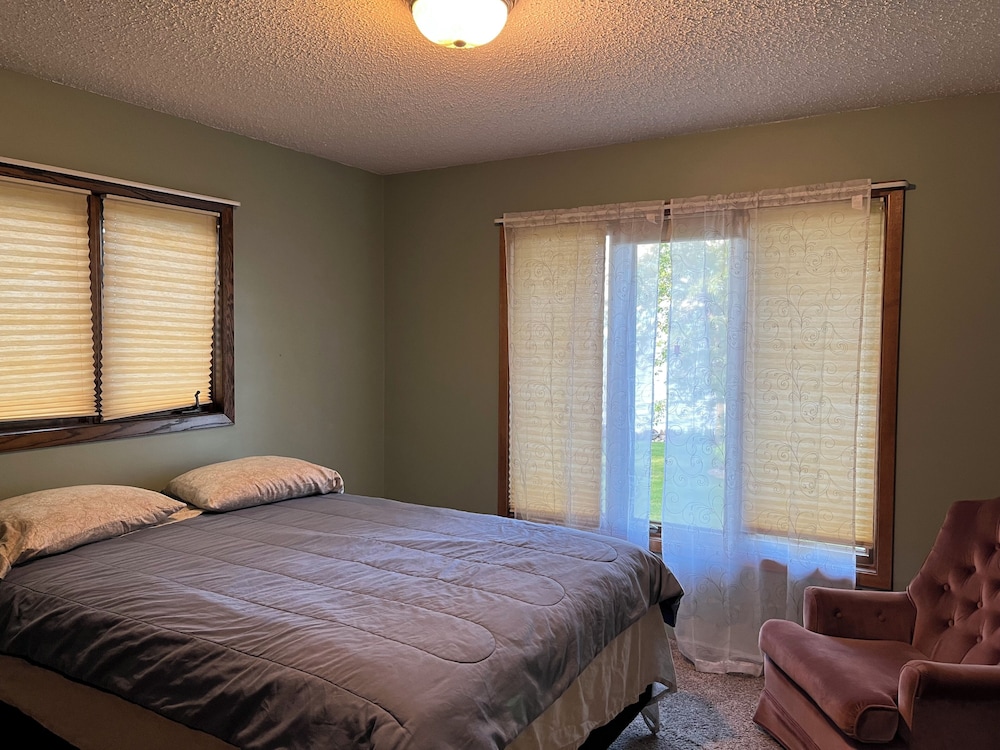 Family vacation or a crafting weekend in this quiet family home with