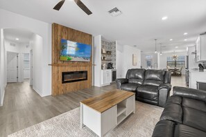 Smart TV, fireplace - Beautiful home w/ an amazing pool area and everything you need! Prime Location! (Cape Coral)