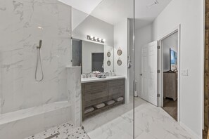 Dusche, Haartrockner, Handtücher, Seife
