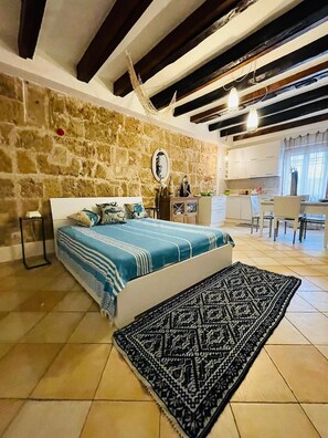 1 bedroom, iron/ironing board, bed sheets - 1 Bedroom Apartment in Alghero (Alghero)
