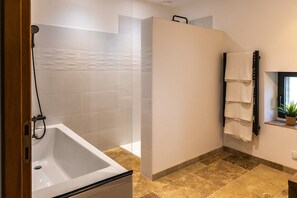Dusche, Haartrockner, Handtücher, Seife