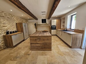 Een koelkast, een magnetron, een oven, een kookplaat