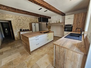 Een koelkast, een magnetron, een oven, een kookplaat