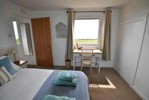 2 室のベッドルーム、アイロン / アイロン台、WiFi (無料)、ベッドシーツ