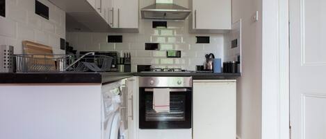 Frigorífico, microondas, horno y placa de cocina