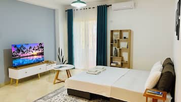1 habitación, escritorio, tabla de planchar con plancha y cuna de viaje