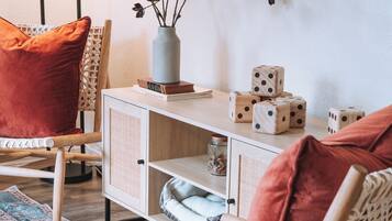 Een smart-tv en boeken