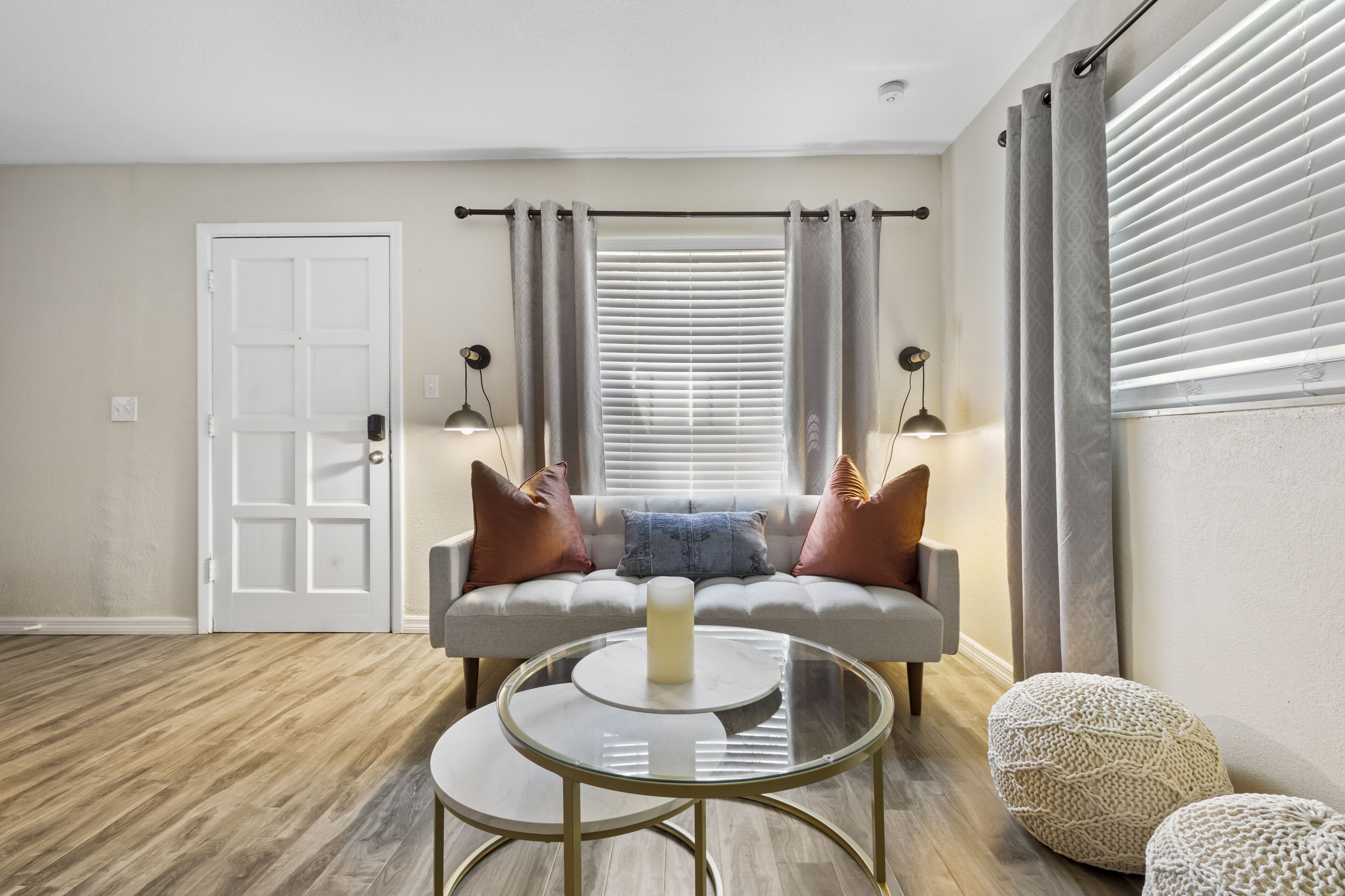 By Airport/King Ensuite/1 LV/Heated Community Pool