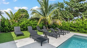 Outdoor pool, a heated pool - Delray Castle-Minutes to the beach and Atlantic Ave (Delray Beach)