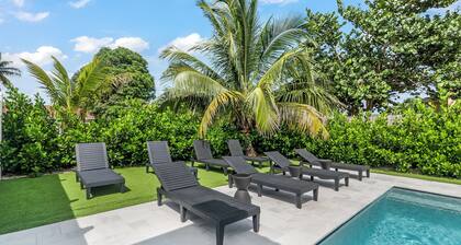 Delray Castle-Minutes to the beach and Atlantic Ave