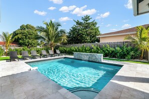 Alberca al aire libre y alberca climatizada