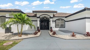 Exterior - Delray Castle-Minutes to the beach and Atlantic Ave (Delray Beach)