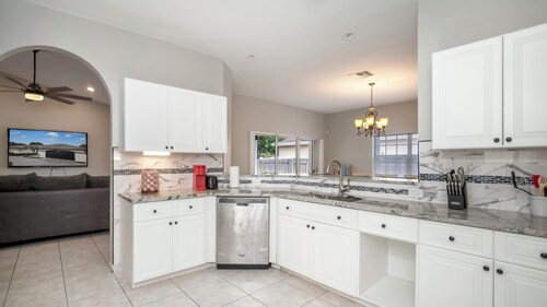 Delray Castle-Minutes to the beach and Atlantic Ave