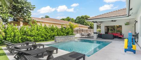 Alberca al aire libre y alberca climatizada