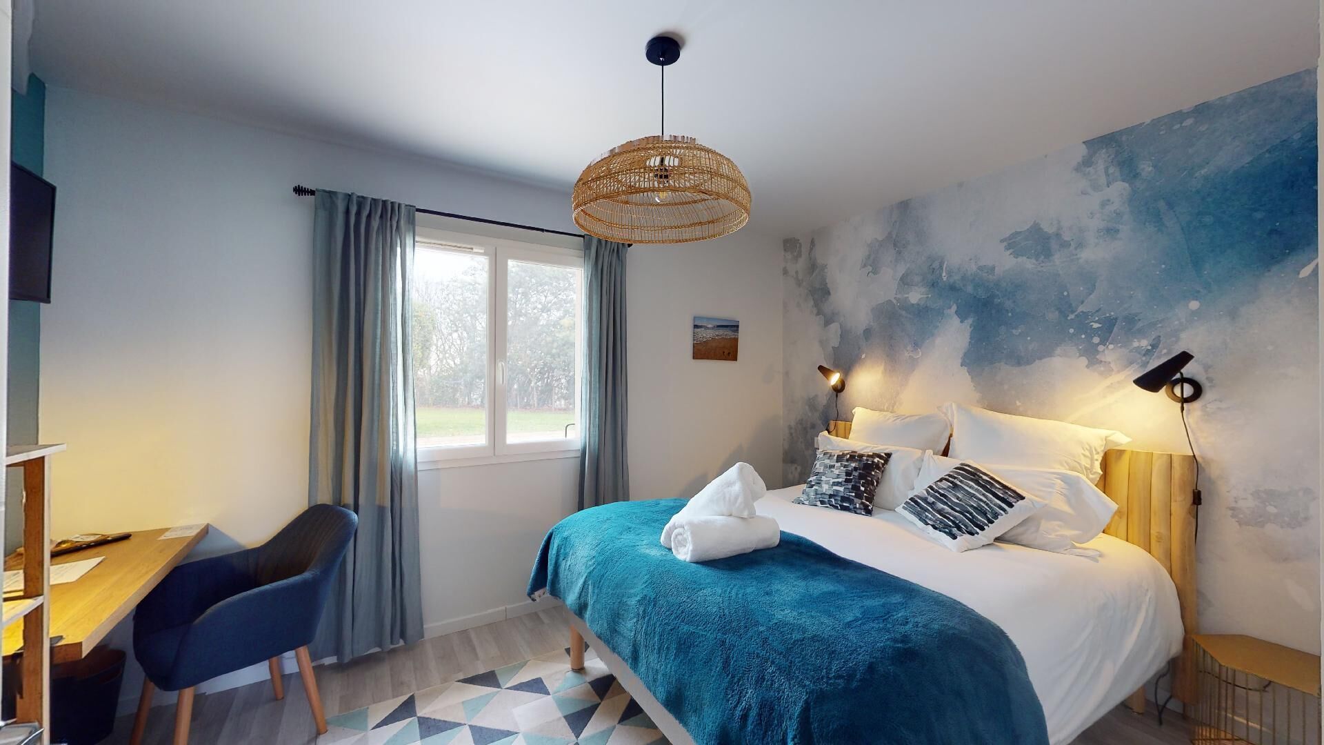 Tweepersoonskamer, 1 slaapkamer, uitzicht op zwembad (AQUA) | Select Comfort-bedden, een bureau, gratis wifi