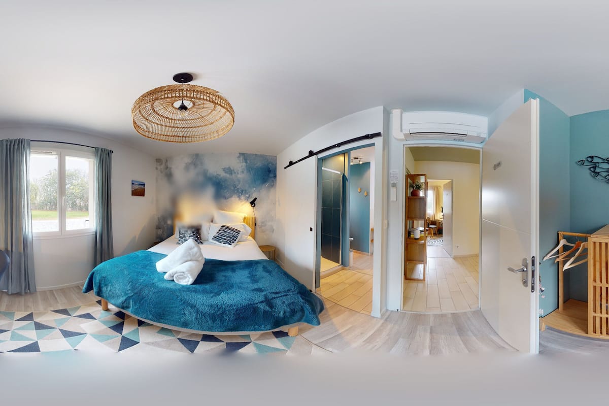 Tweepersoonskamer, 1 slaapkamer, uitzicht op zwembad (AQUA) | Select Comfort-bedden, een bureau, gratis wifi