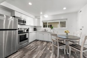 Réfrigérateur, micro-ondes, four, plaque de cuisson