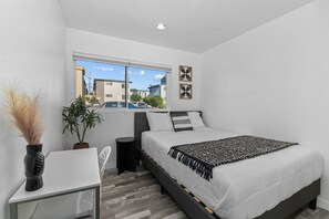2 Schlafzimmer, Schreibtisch, Bügeleisen/Bügelbrett, Reisekinderbett
