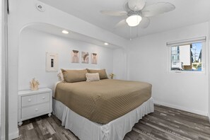 2 chambres, bureau, fer et planche à repasser, lit parapluie