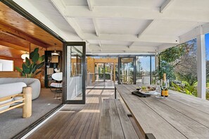 Outdoor dining - Mountviews Lodge - Taupo (Taupo)