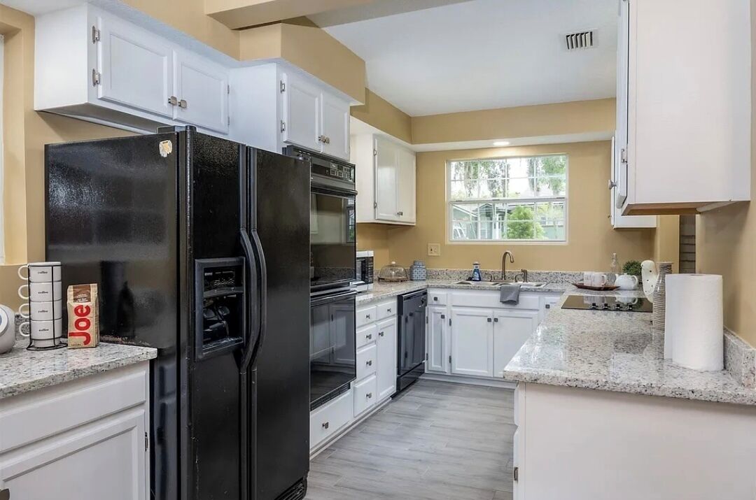 Spacious home w/pool super close to Everbank Stadium 
