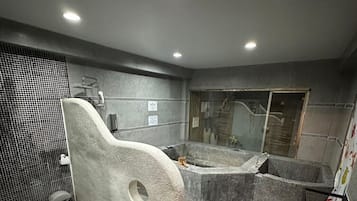 Deluxe vierpersoonskamer, 1 slaapkamer | Badkamer | Een haardroger, handdoeken, zeep, shampoo