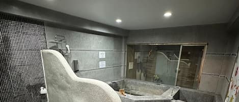 Deluxe vierpersoonskamer, 1 slaapkamer | Badkamer | Een haardroger, handdoeken, zeep, shampoo