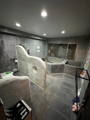 Habitación cuádruple Deluxe, 1 habitación | Baño | Secador de pelo, toallas, jabón y champú