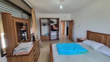 2 bedrooms, iron/ironing board, free WiFi, bed sheets