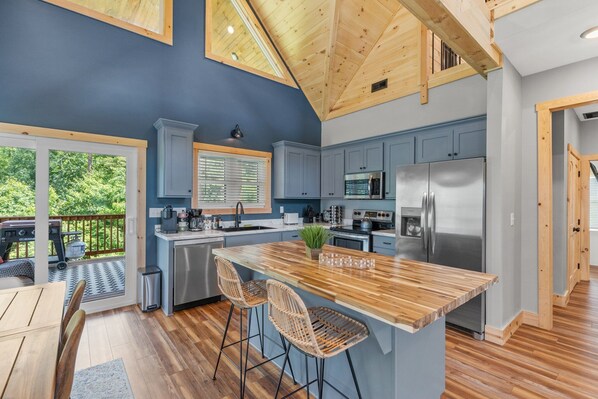 Private kitchen - Brand New/ATV Trailer Parking/ 5 min to Miguel's (Rogers)