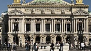 A grand building with classical architecture, featuring a central dome and statues on the roof. - Cosy Studio Saint Lazare (Paris)