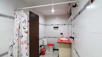 Junior Suite | Bathroom | Free toiletries