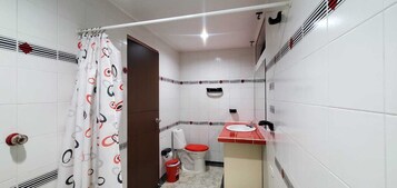 Junior Suite | Bathroom | Free toiletries