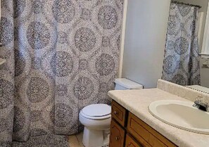 Haartrockner, Handtücher, Toilettenpapier