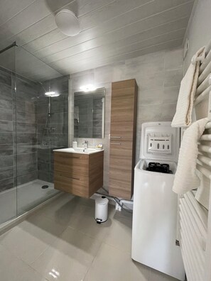 Séchoir à cheveux, serviettes fournies, savon, shampooing