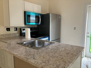 Private kitchen - Near Downtown Gulfport and St. Petersburg downtown! Near Pinellas Bike Trail. (St. Petersburg)