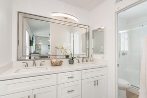 Shower, hair dryer, towels, soap - Visit Humber Hideaway in Beautiful Temecula Valley! (Temecula)