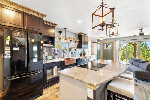 Relaxing Authentic Colorado Retreat w/ Chic Art, 5 min to USAFA & Amenities